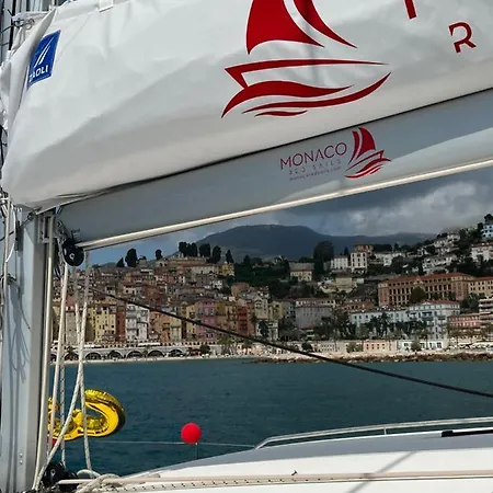 Πλωτό κατάλυμα Red Sail *