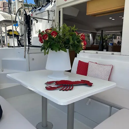 Red Sail Πλωτό κατάλυμα