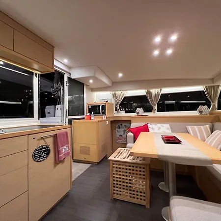 Πλωτό κατάλυμα Red Sail