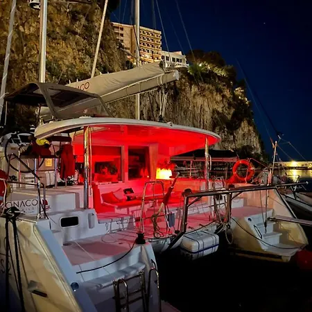 Red Sail Bateau-hôtel *